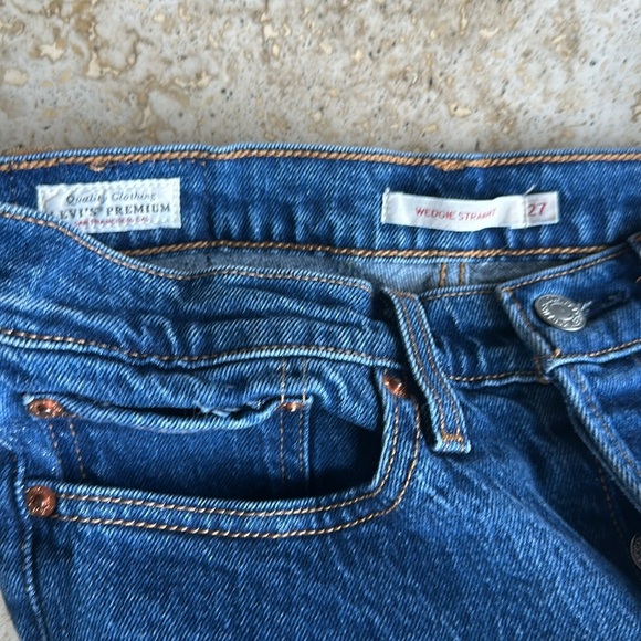 Levi’s Premium Wedgie Straight Leg Jean Medium Wash Size 27 - Picture 4 of 5